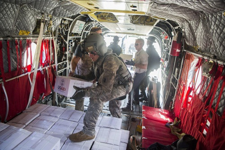Carga de materiales en un CH-47 Chinook de ayuda en beneficio de Domínica tras el Huracán María. Octubre de 2017. Foto: U.S. Marines