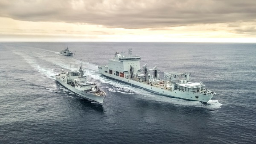 El recientemente incorporado buque AOR de Canadá junto a una fragata Clase Halifax. Foto: Davie Shipbuilding