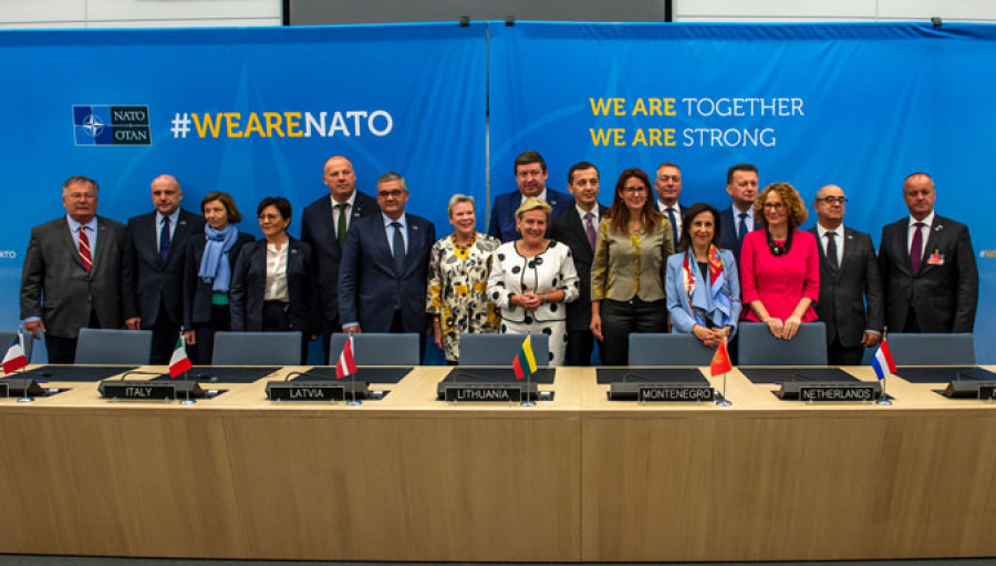 Representantes de los países firmantes del acuerdo de munición terrestre. Foto: OTAN