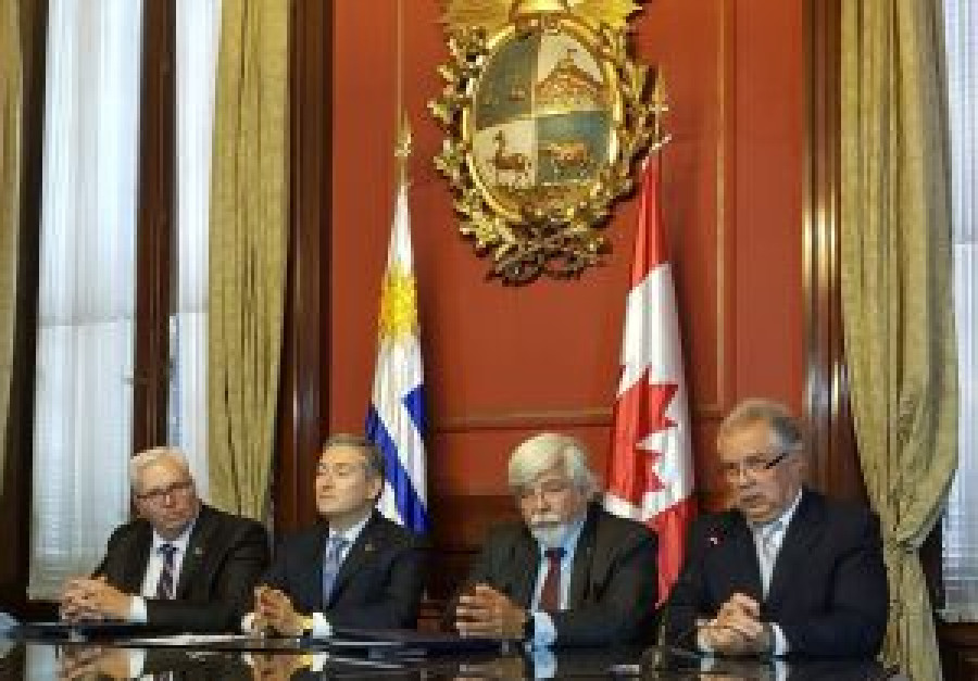 La firma del acuerdo. Foto: Presidencia de Uruguay