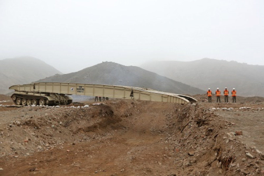 MTU-20 del Ejército del Perú desplegando su puente metálico. Foto: Ministerio de Defensa del Perú