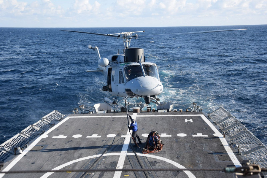 Helicóptero AB-212 en la maniobra de aproximación a un buque. Foto: Armada