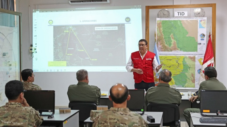 El ministro José Huerta supervisa el ejercicio disuasivo de la FAP en Pichis Palcazú. Foto: Ministro de Defensa del Perú