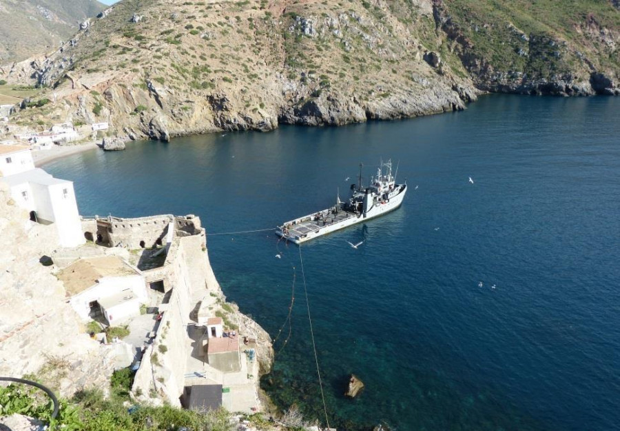 El buque Mar Caribe de la Armada en el Peñón de Velez de la Gomera. Foto: Armada