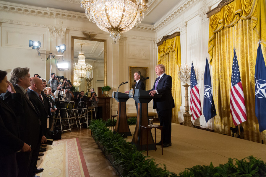 Donald Trump junto con el secretario general de la OTAN, Jens Stoltenberg. Foto: White House
