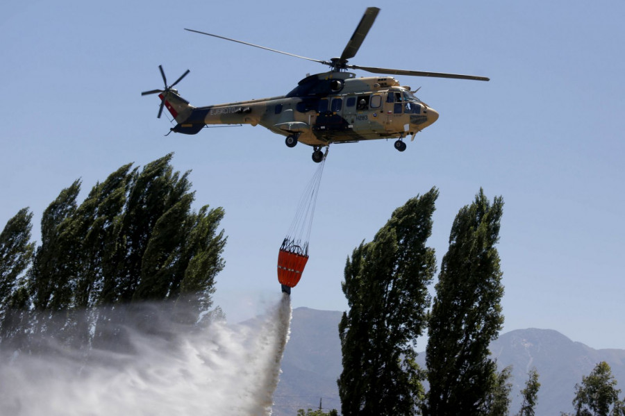 La BAVE cuenta con helibaldes de 3.000 litros de agua para apagar incendios forestales. Foto: Ministerio de Defensa de Chile