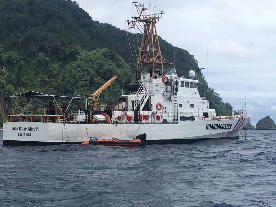 El patrullero Juan Rafael Mora´ anclado en las cercanías de la isla del Coco. Foto: Ministerio de Seguridad Pública de Costa Rica.