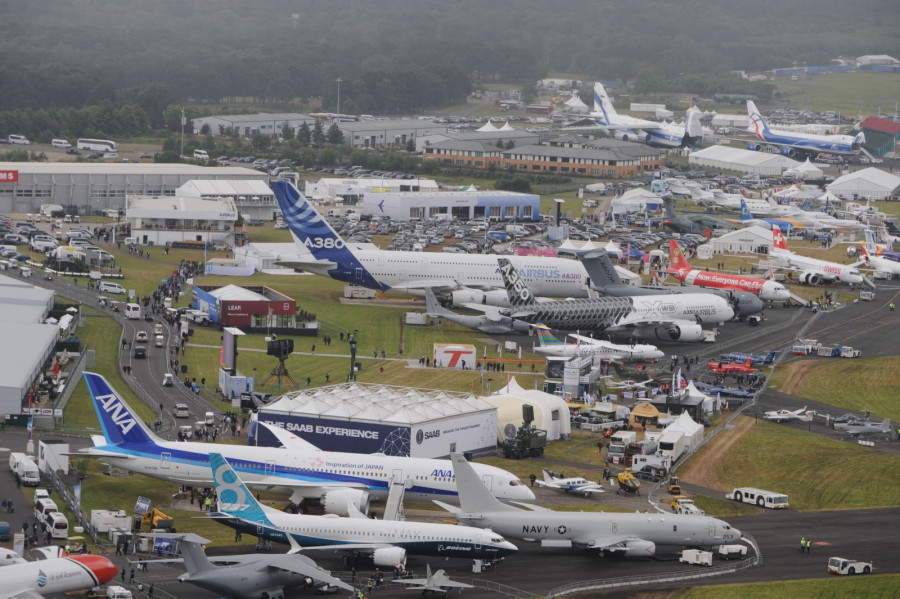 Área exterior de exhibición del Salón Internacional Aeronáutico de Farnborough. Foto: Farnborough Airshow