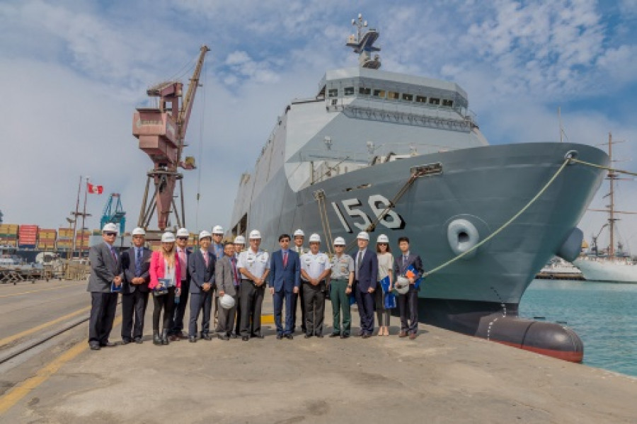 La delegación de Corea del Sur junto a personal de SIMA y la Marina junto al BAP Pisco. Foto: SIMA Perú