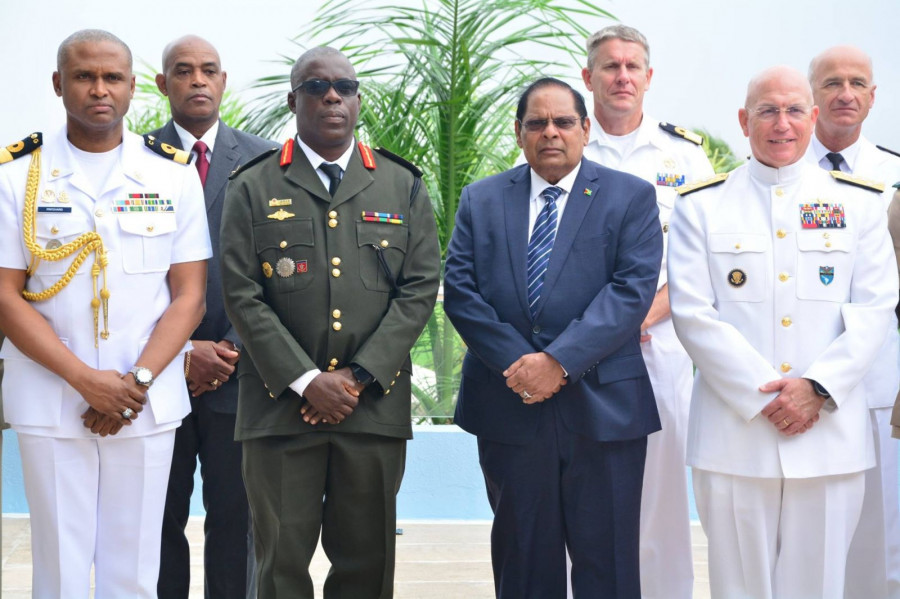 El primer ministro de Guyana acompañado del almirante Tidd y otros jefes militares. Foto: Guyana Defence Force.
