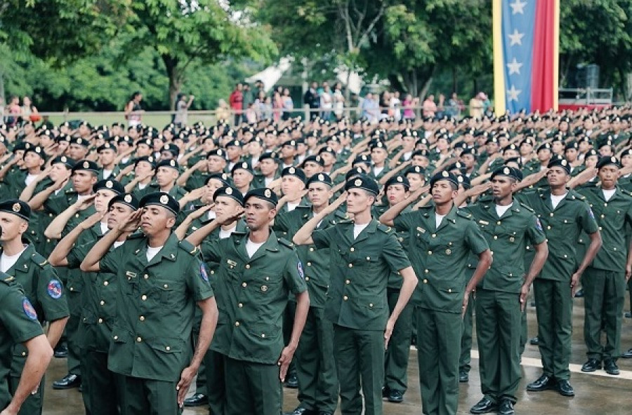 Los nuevos sargentos segundo durante su juramentación en el Campo de Carabobo. Foto: Ejército de Venezuela.