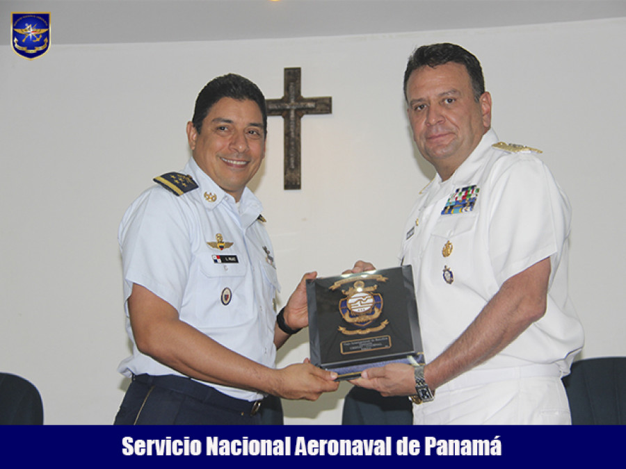 Encuentro entre oficiales mexicanos y panameños. Foto: Servicio Nacional Aeronaval.