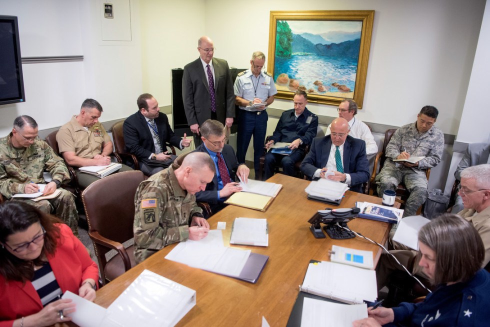 Personal del departamento de la defensa norteamericana, analizando la petición del Presidente. Imagen DoD