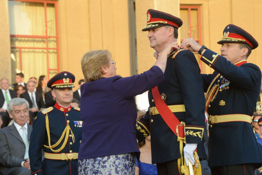 Michelle Bachelet impone al general Ricardo Martínez la condecoración Collar de la Gran Cruz. Foto: Ejército de Chile