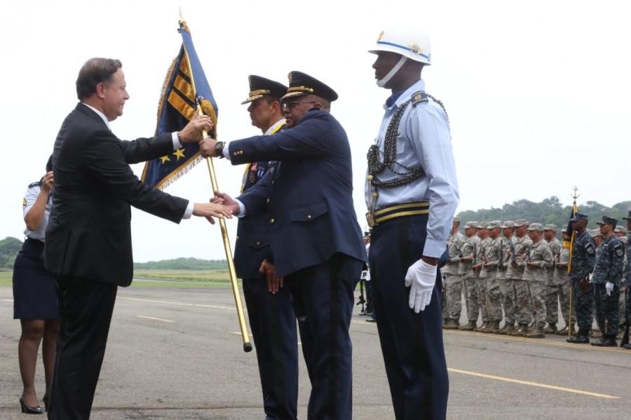 El presidente de Panamá, Juan Carlos Varela izquierda hizo entrega del nuevo mando del Senan. Foto: Presidencia de Panamá.