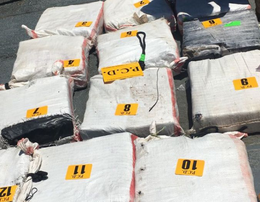 Detalle de las casi 500 libras de cocaína decomisadas en un pesquero costarricense. Foto: M. de Seguridad de Costa Rica.
