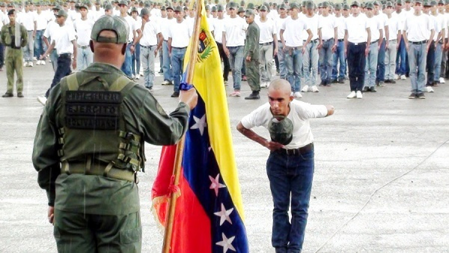 El comandante general del Ejército toma la jura a la bandera a un aspirante a tropa profesional. Foto: Ejército de Venezuela.
