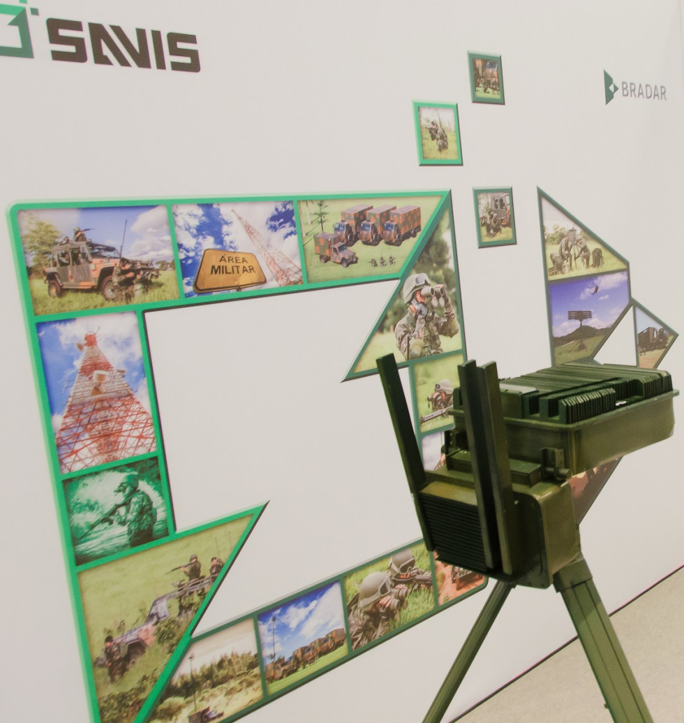 SENTIR M20 - Radar portátil de largo alcance capaz de realizar operaciones de vigilancia en las fronteras terrestres.