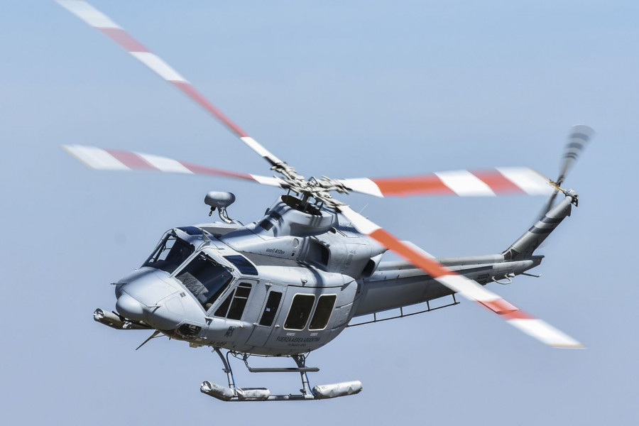 Un Bell 412EP en vuelo durante la presentación. Foto: Fuerza Aérea