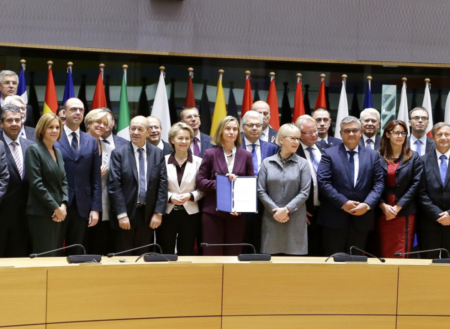 La ministra de Defensa firma en Bruselas la adhesión de España a la PESCO. Foto: MDE