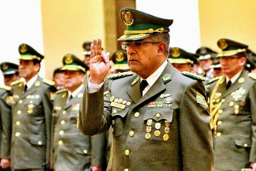 El general Mendoza se juramenta como comandante de la Policía. Foto: Agencia Boliviana de Información.