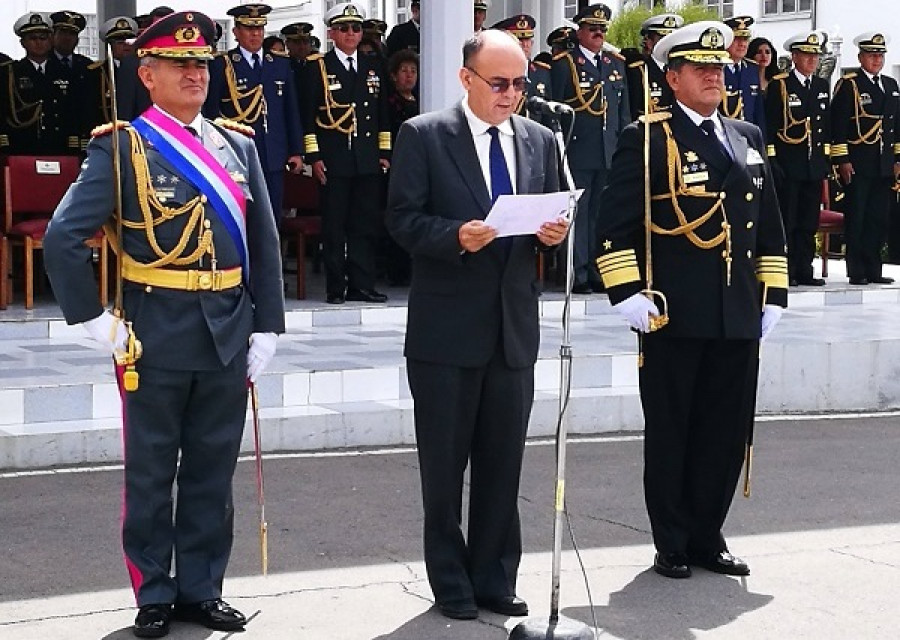 El ministro Ferreira lee las directrices institucionales formuladas por el almirante Borda, a su izquierda. Foto: Agencia Boliviana de Infor