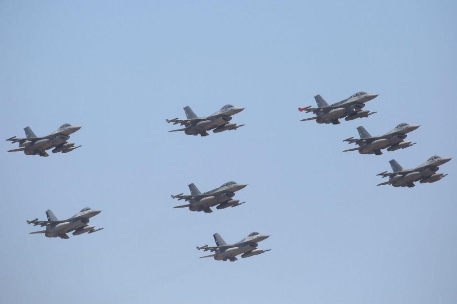 Formación de F-16CD Block 50M, desfilando en la base aérea El Bosque. Foto: Ministerio de Defensa de Chile