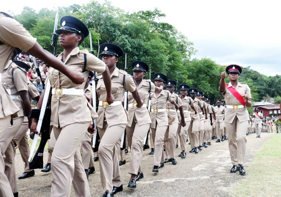 Mujeres soldados jamaiquinas marchan en su acto de graduación. Foto: Jamaica Defence Force.