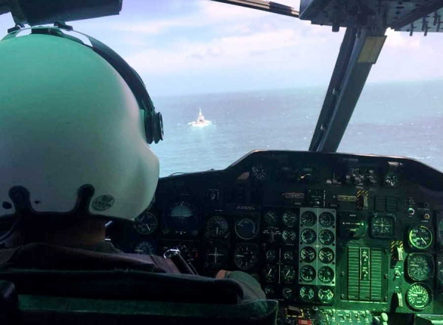 Un helicóptero se aproxima a un buque patrullero de la Armada venezolana, en la costa de Falcón. Foto: Comando Estratégico Operacional.