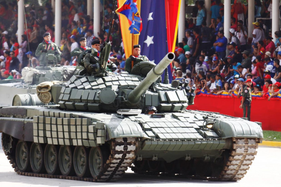 Tanque T-72B1 del Ejército de Venezuela dotado de bloques de blindaje reactivo. Foto: Agencia Venezolana de Noticias.