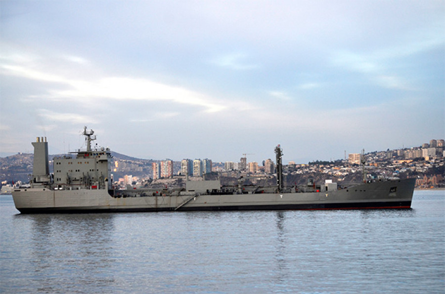El petrolero AO-53 Araucano´ fondeado a la gira en el puerto de Valparaíso. Foto: Armada de Chile.