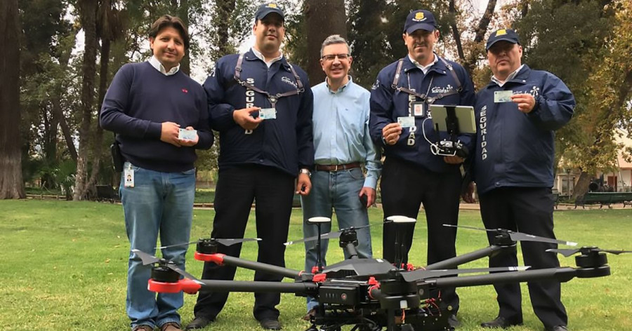 El alcalde Joaquín Lavín junto a inspectores de la Brigada de Vigilancia Aero Municipal de Las Condes. Foto: Alcaldía de Las Condes