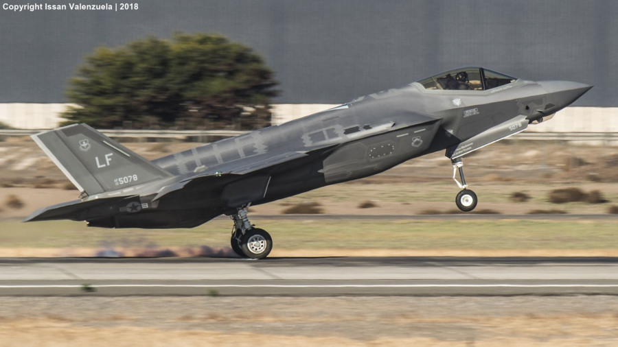 Aterrizaje del F-35A Lightning II en el aeropuerto internacional de Santiago. Foto: Issan Valenzuela.