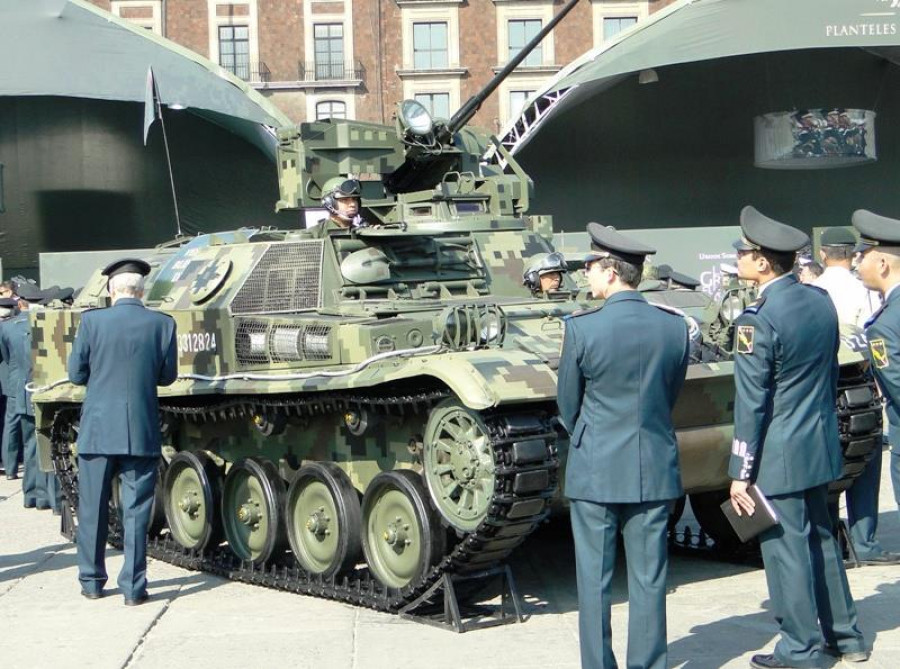 Vehículo blindado a oruga de fabricación francesa, Atelier de Construction Roanne AMX-13 PC Poste de Commandement, designado localmente co