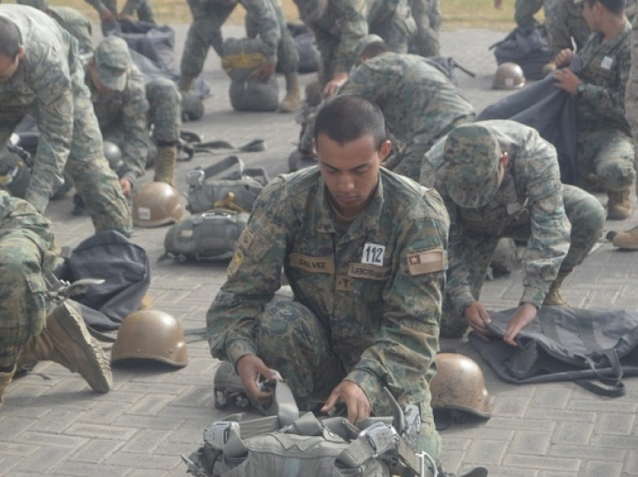 Alumnos revisan y preparan los equipos antes del lanzamiento. Foto: Ejército de Chile