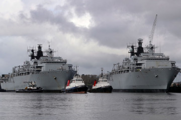 Buques anfibios británicos HMS Bulwark y HMS Albion. Foto: Royal Navy