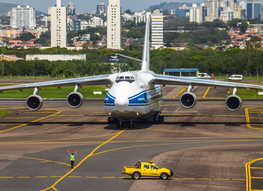 O impressionante tamanho do Antonov AN-124 Ruslan. Imagens: Gabriel Centeno  Leonardo Kerkhoven