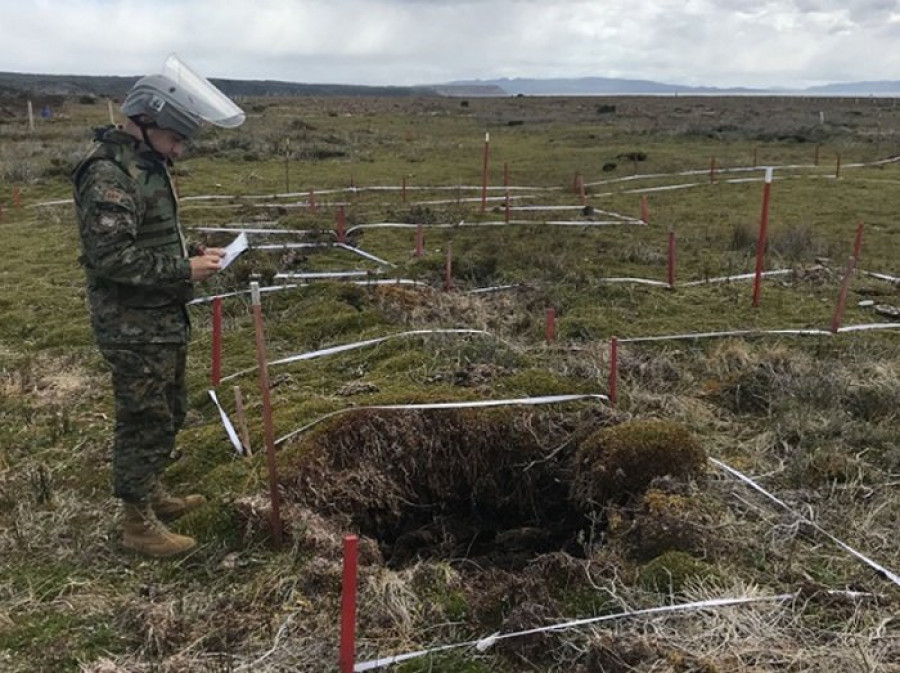 Personal del Ceddex verifica los trabajos de remoción de minas en isla Nueva. Foto: Ejército de Chile