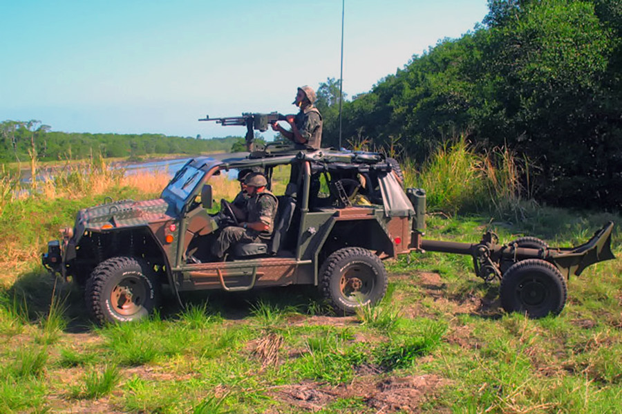 Protótipo do Chivunk rebocando um morteiro pesado de 120 mm: alta mobilidade.