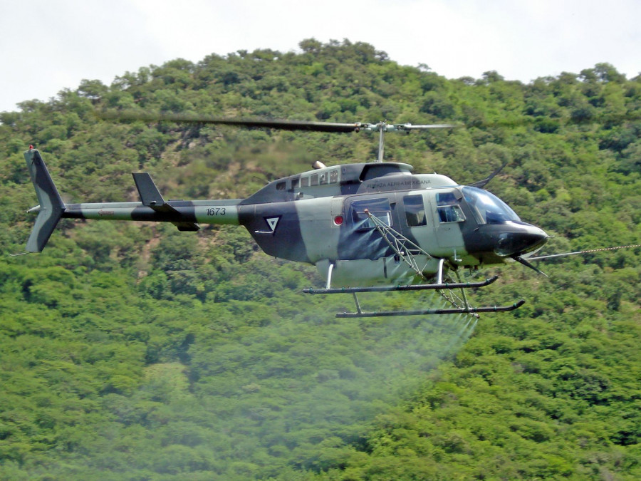 Un helicóptero fumigando plantíos.