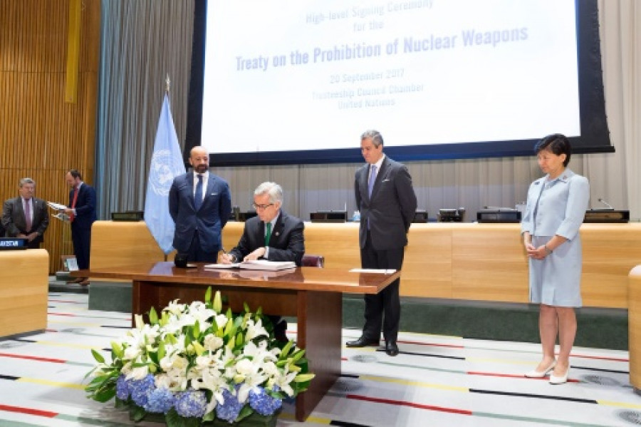 Momento de la firma del tratado sobre prohibición de armas nucleares en la ONU. Foto: Cancillería del Perú