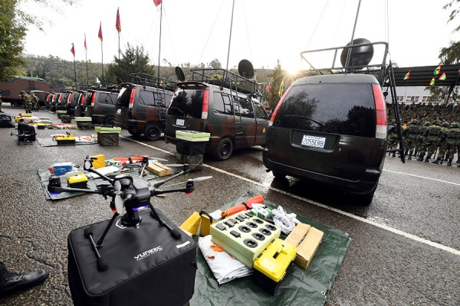Drones y puestos móviles de comunicaciones recibidos por el Ejército. Foto: Agencia Boliviana de Información.