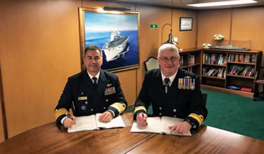 Firma del contrato entre las marinas de Brasil y del Reino Unido.
