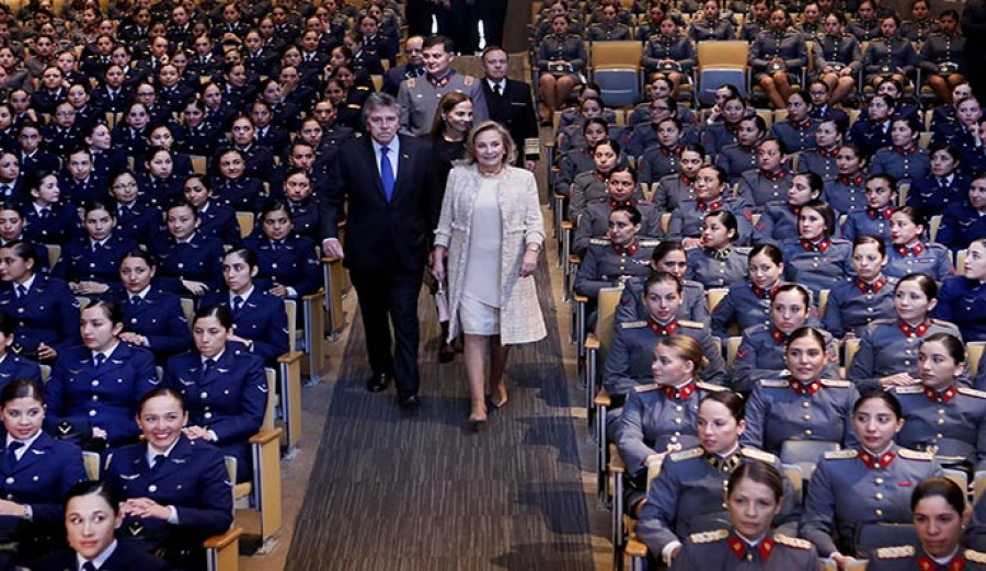Autoridades y mujeres militares de las FFAA de Chile en la Escuela Militar. Foto: Subsecretaría de Defensa.