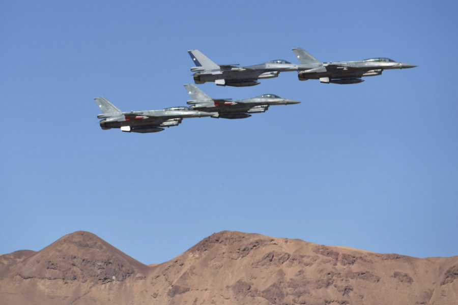F-16 Block 50 desfilan en la base Los Cóndores. Foto: Gobierno Regional de Tarapacá.