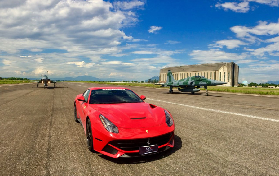 Supersônico F-5EM Tiger II lado a lado com uma moderna Ferrari: Velocidade em uma milha. Fotos via Bruno Pedra Andre Romero