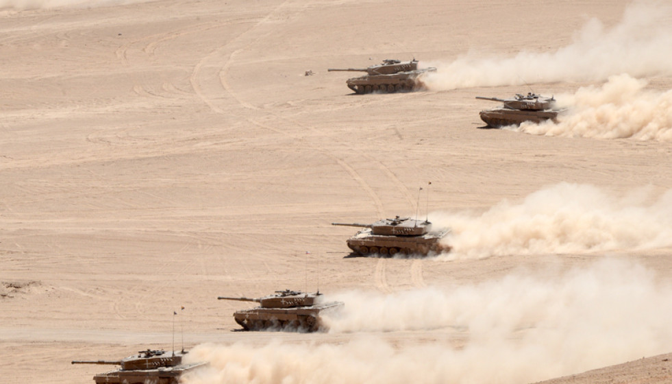 Avance de Leopard 2A4 CH2 durante maniobras en el desierto
