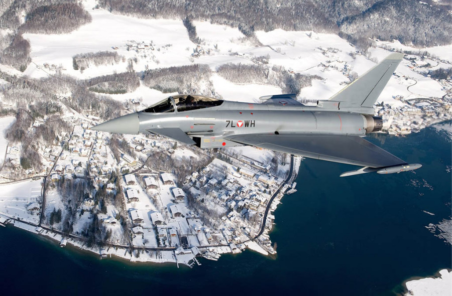 Avión de combate Eurofighter sobrevolando Suiza. Foto: Airbus