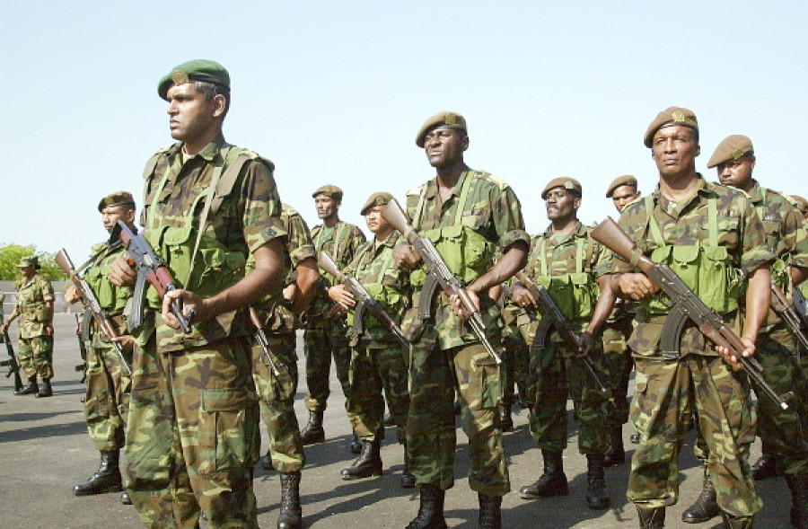 Soldados surinameses portando fusiles de asalto Kalashnikov AK-47. Foto: U.S. Army.