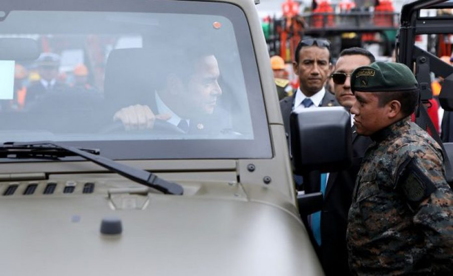 El presidente Jimmy Morales a bordo de uno de los Jeep J8 donados por EEUU. Foto: Presidencia de Guatemala.
